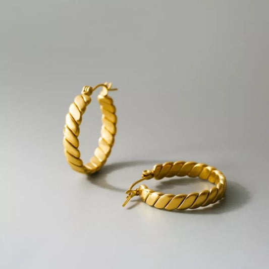 European and American stainless steel waterproof non-fading golden twist round earrings personality temperament Joker titanium steel ear buckle ear ring